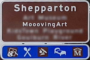 Brown sign for Shepparton MooovingArt