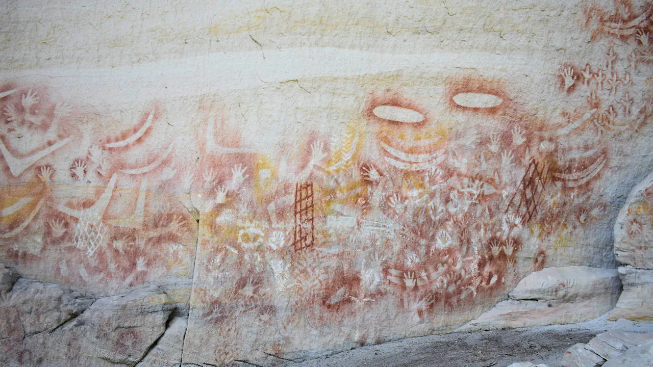 Aboriginal oche paintings on sandstone walls